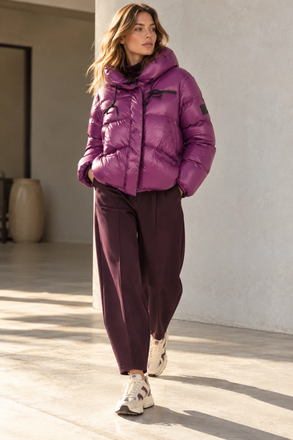 Look Montereggi con piumino viola e pantaloni scuri