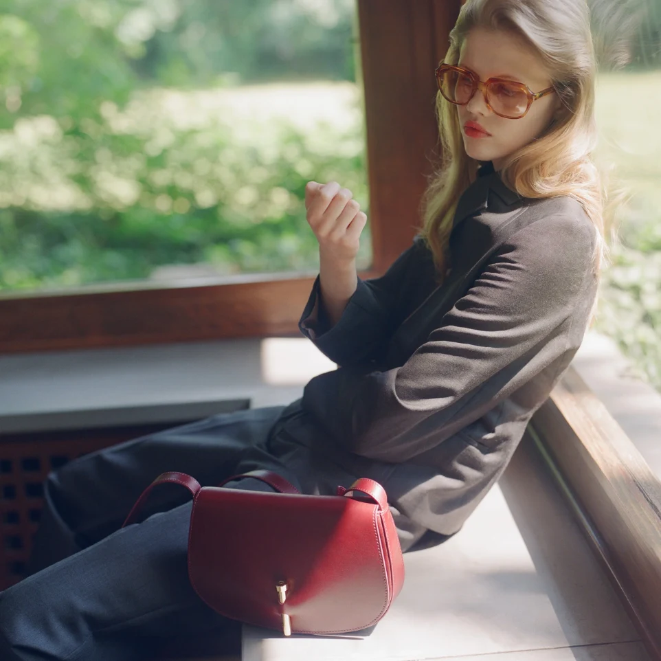 Modella con look donna contemporaneo nella campagna For You Boutique